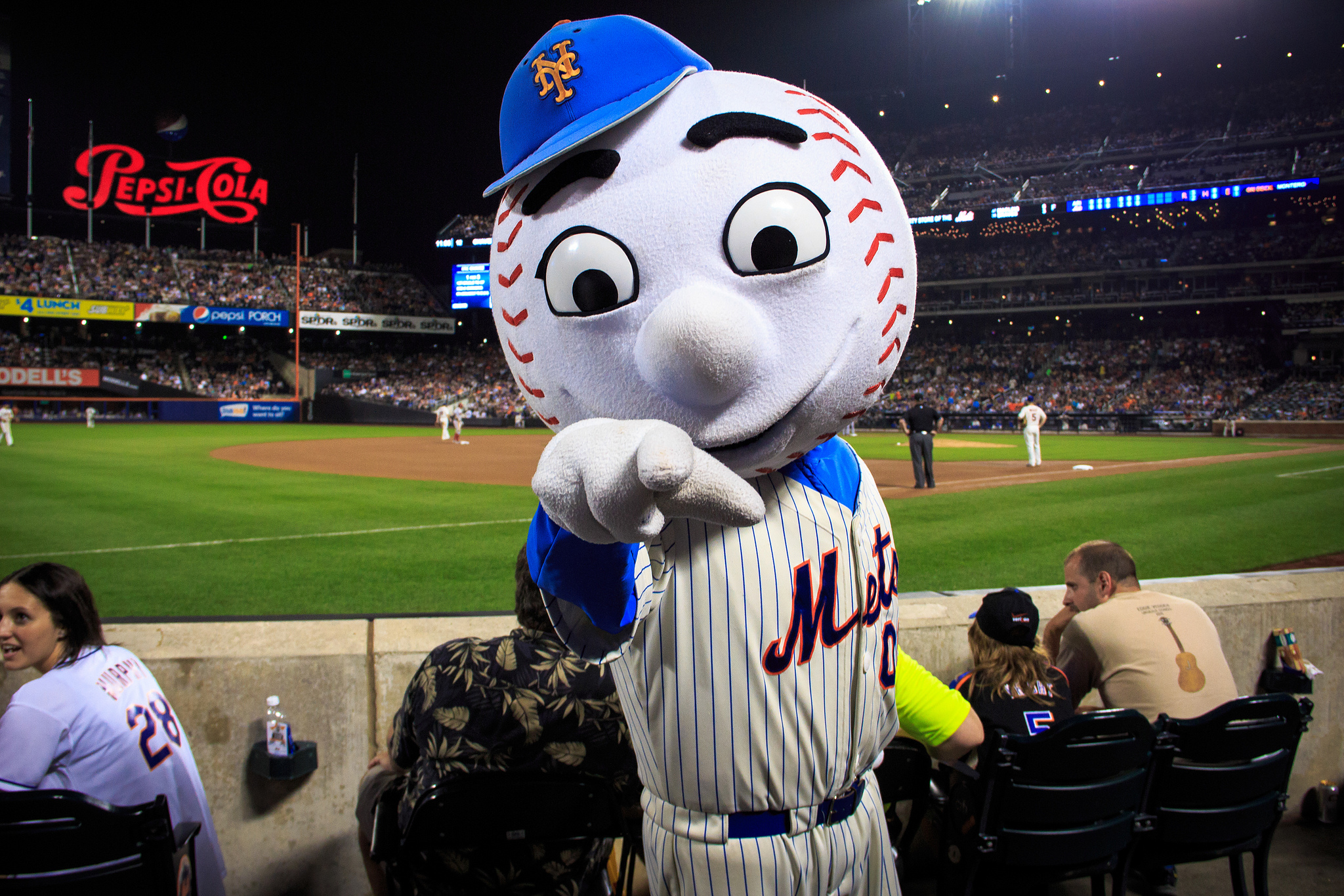 PHOTO: Mr. Met has hair like Mets pitcher Jacob deGrom 