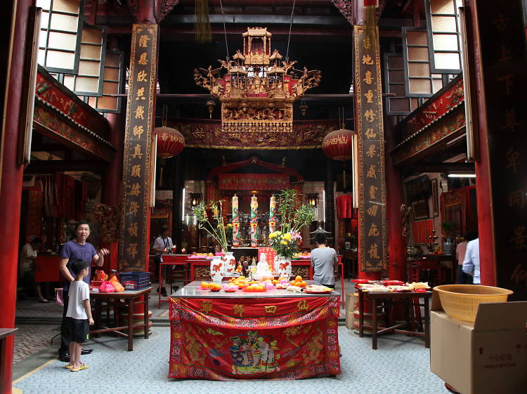 Have your fortune told at Sin Sze Si Ya temple