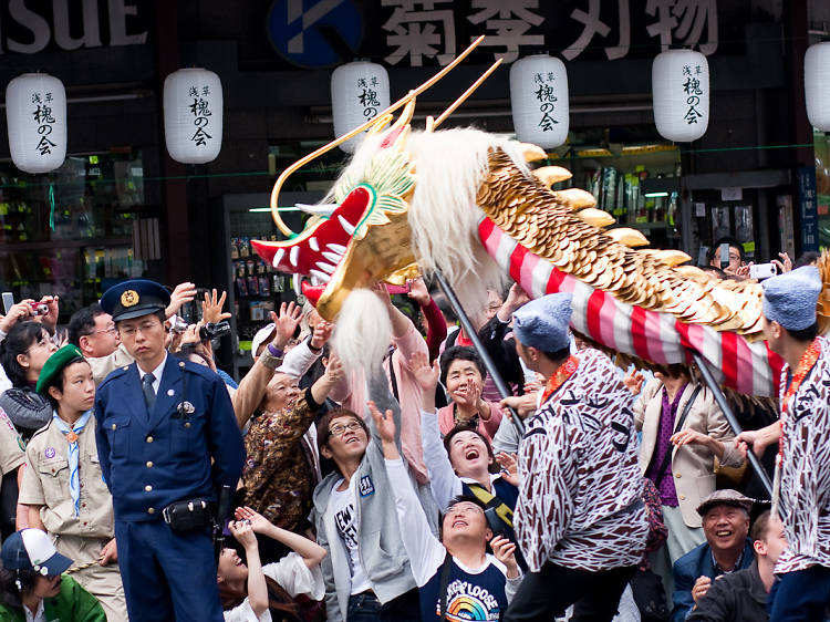 生き生きとした伝統的な祭りが一年中開催される