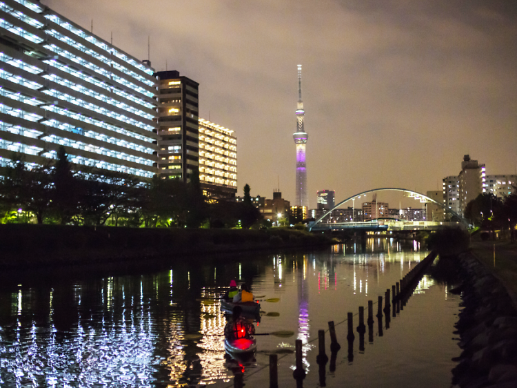 Go night canoeing in the middle of Tokyo