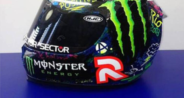 Jorge Lorenzo y el casco de Anna Vives