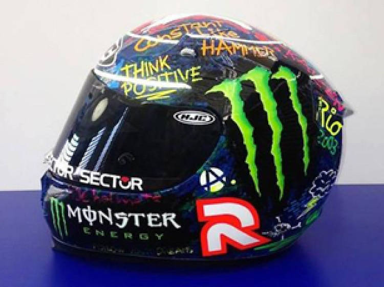 Jorge Lorenzo y el casco de Anna Vives