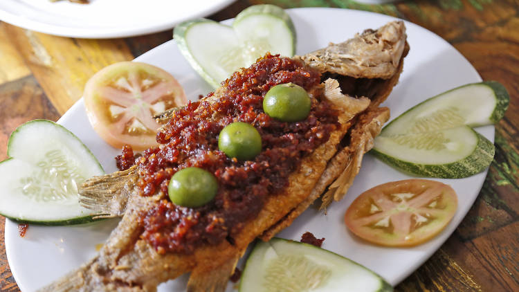 Fried fish with sambal at Limapulo