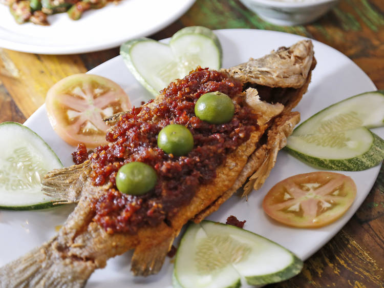 Fried fish with sambal at Limapulo