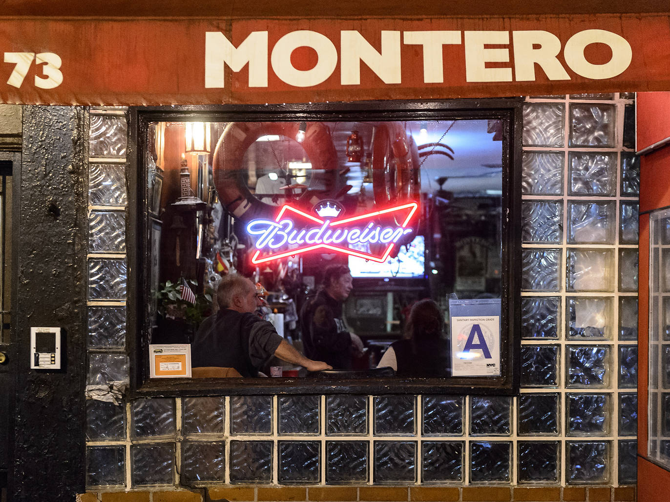 NYC's 19 best dive bars for cheep beer, shots and relaxed fun