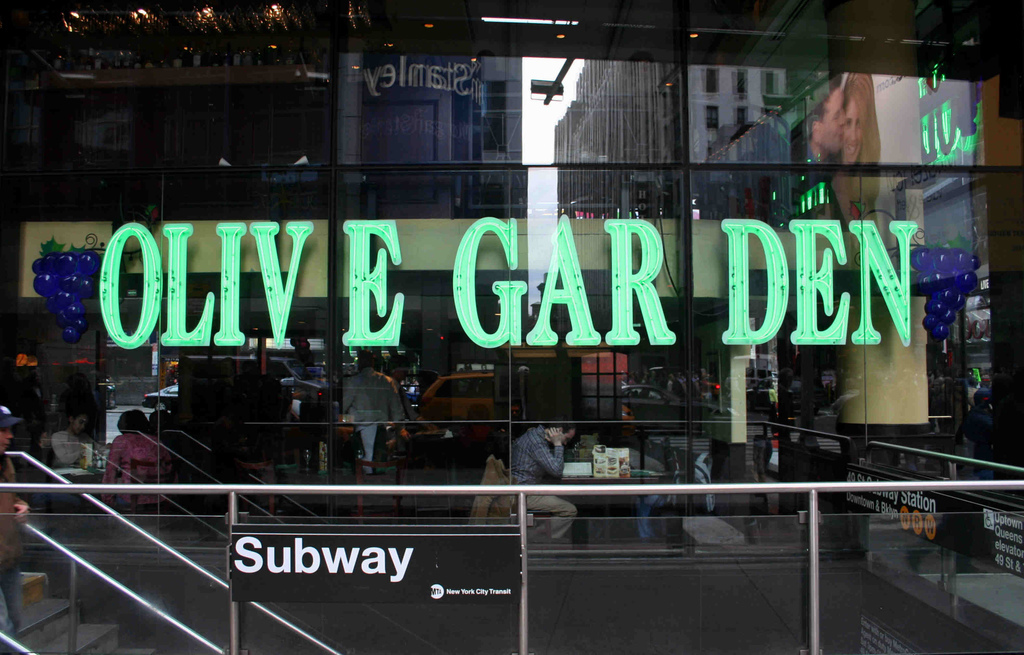 Spending New Year S Eve At The Times Square Olive Garden Will Set