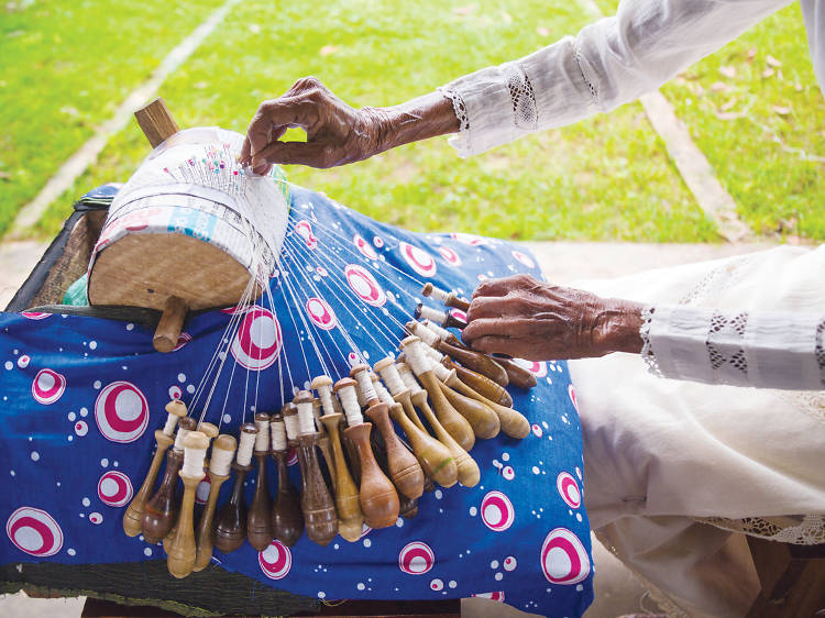 Try the intricate art of beeralu lace making during a visit to the Galle fort