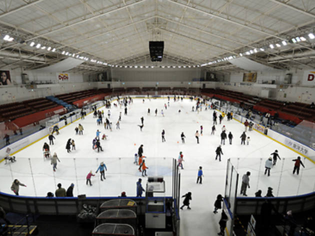 Go ice skating in Tokyo 3