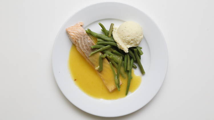 Salmon with hollandaise sauce, boiled long beans and mash