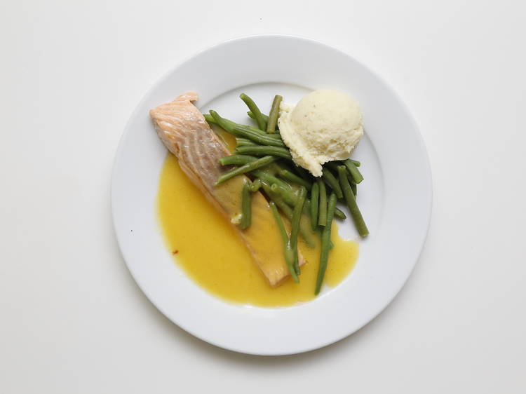 Salmon with hollandaise sauce, boiled long beans and mash