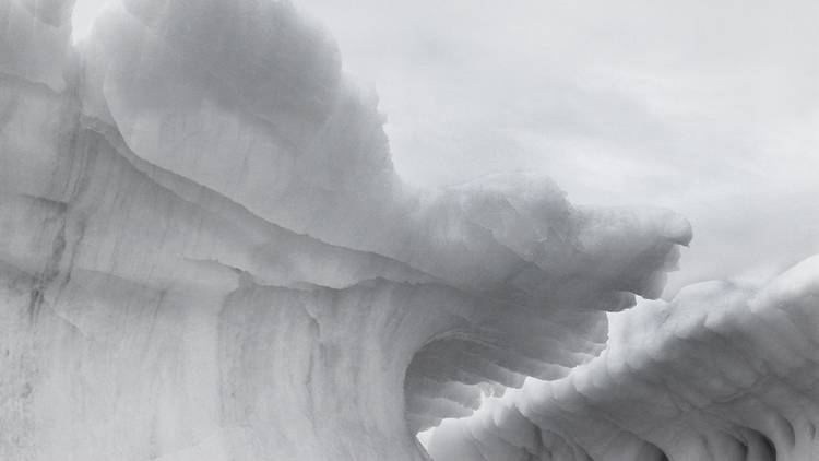 Lynn Davis, Iceberg XII, Disko Bay, Greenland, 2004. Tirage argentique agrandi monté sur carton d'archive, 71,1 x 71,1 cm