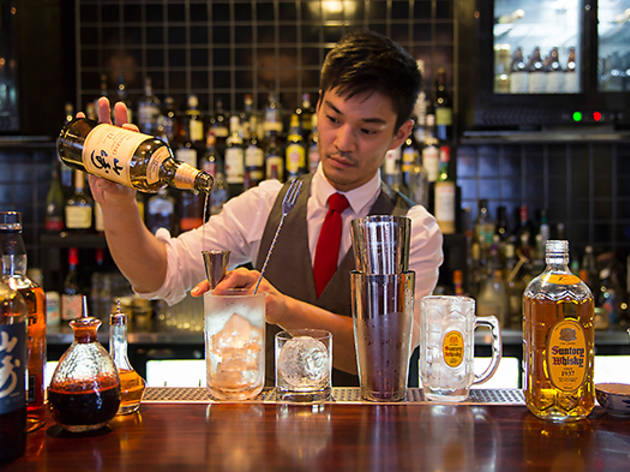 Tokyo_Bird--bartender+measuring.jpg