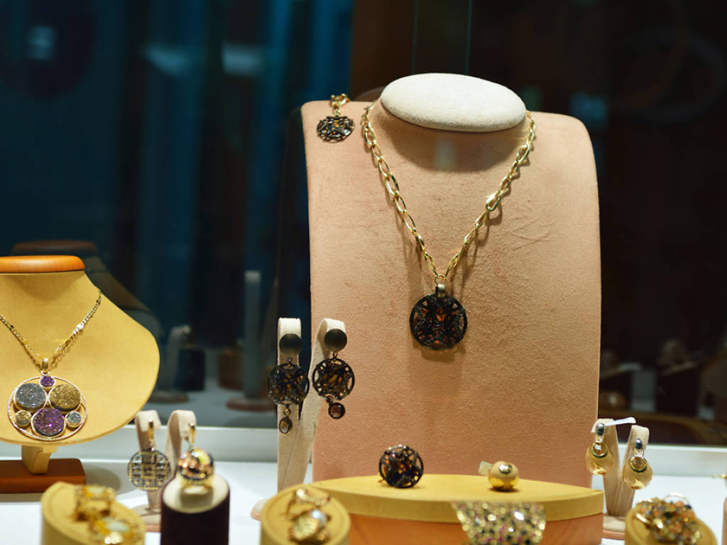 Find a pawn shop in NYC for cheap and stylish jewelry