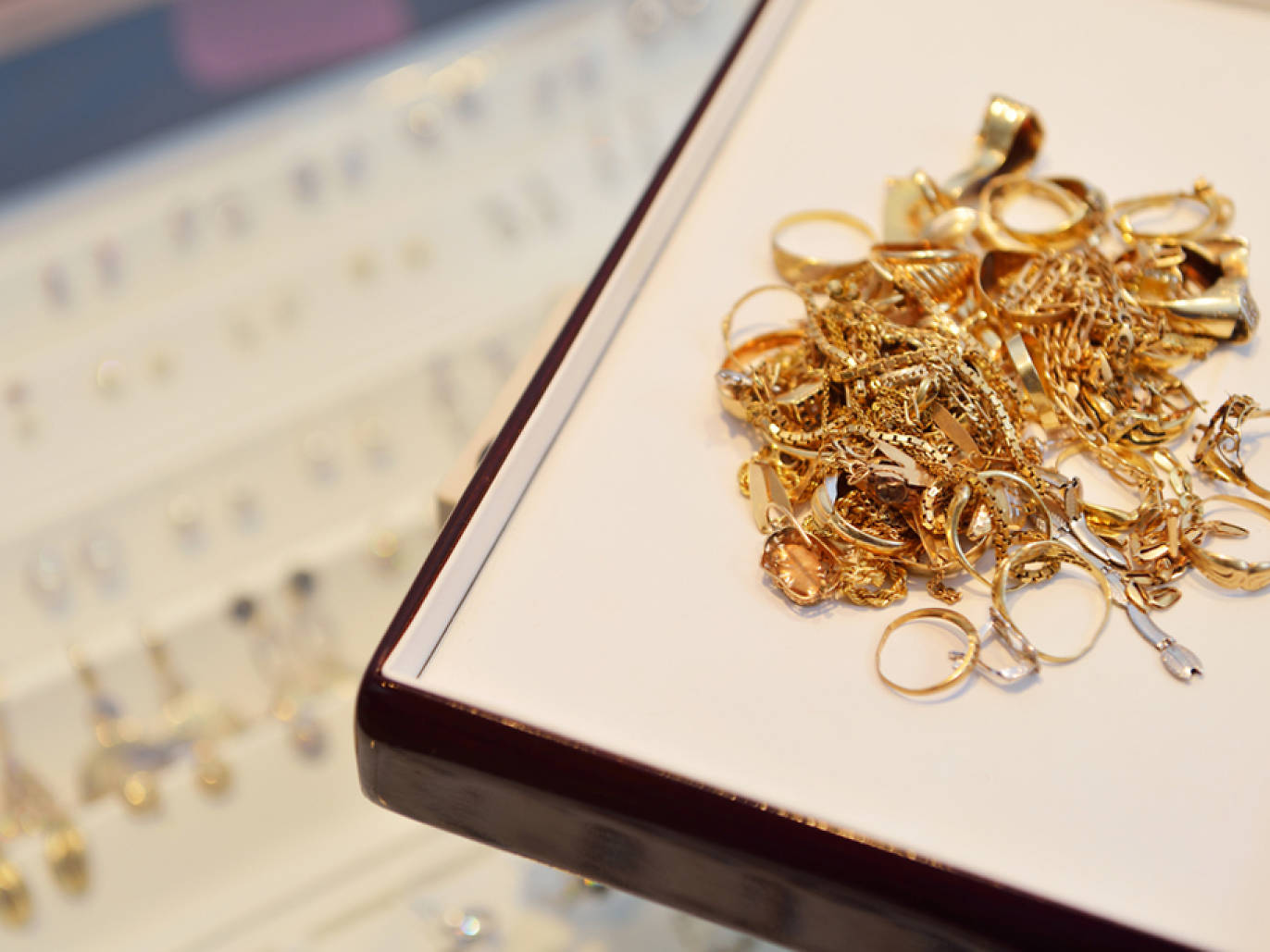 Find a pawn shop in NYC for cheap and stylish jewelry