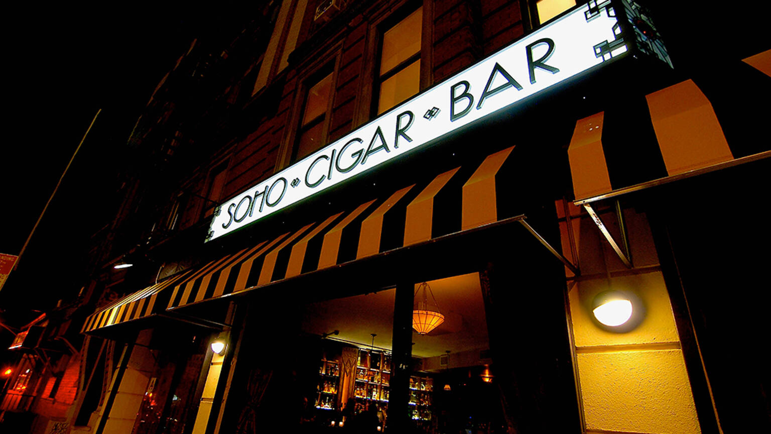 Find a cigar bar in NYC for the best smokes while lounging