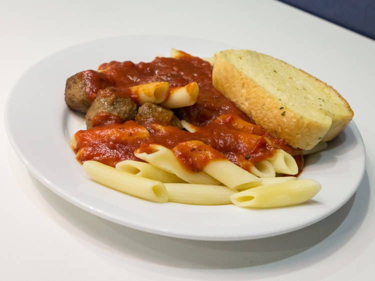 Pasta with meatballs and garlic bread