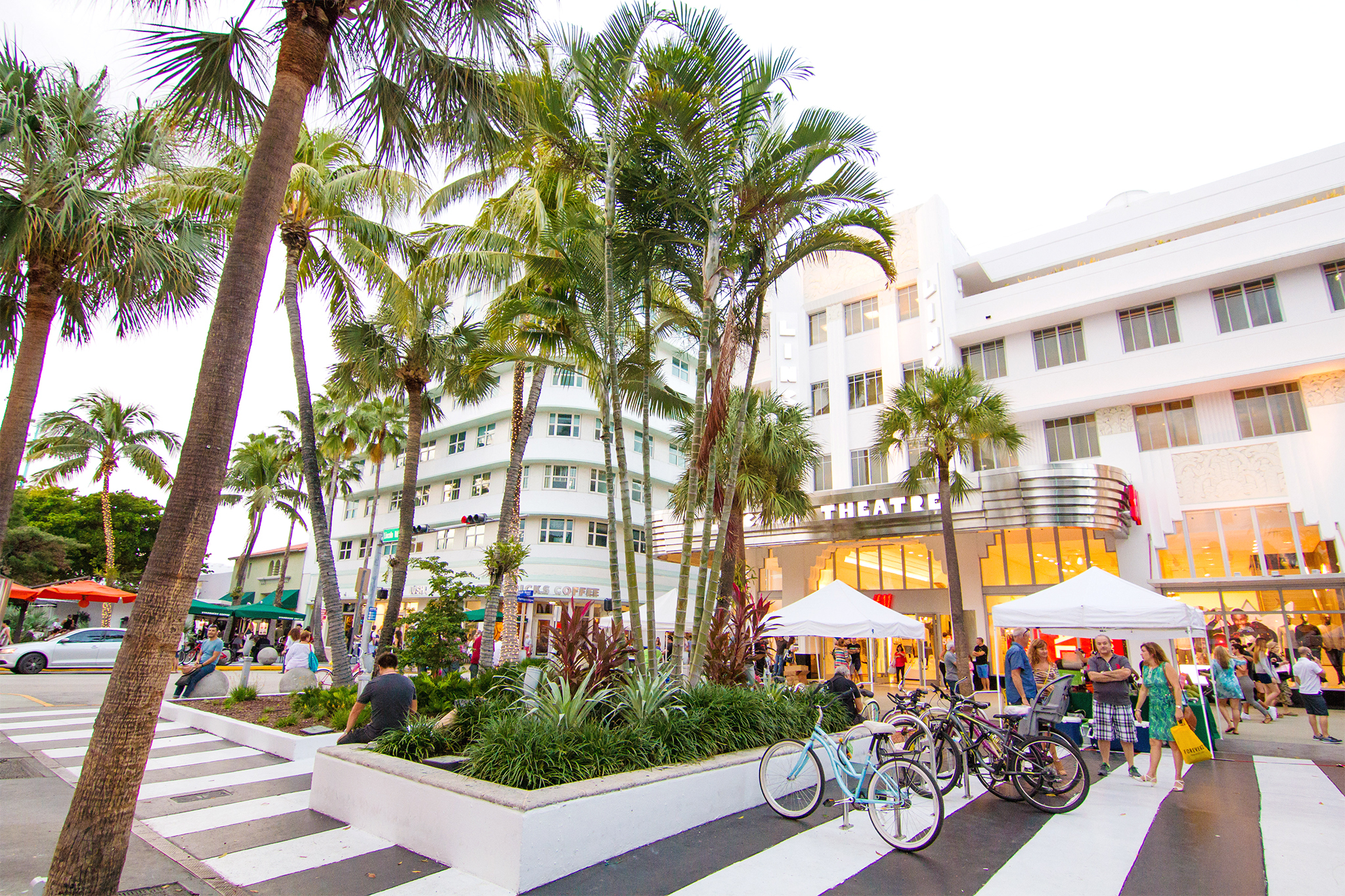 Lincoln Road Mall in Miami - Fashionable outdoor shopping and