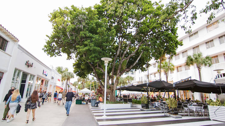 Lincoln Road Mall in Miami - Fashionable outdoor shopping and