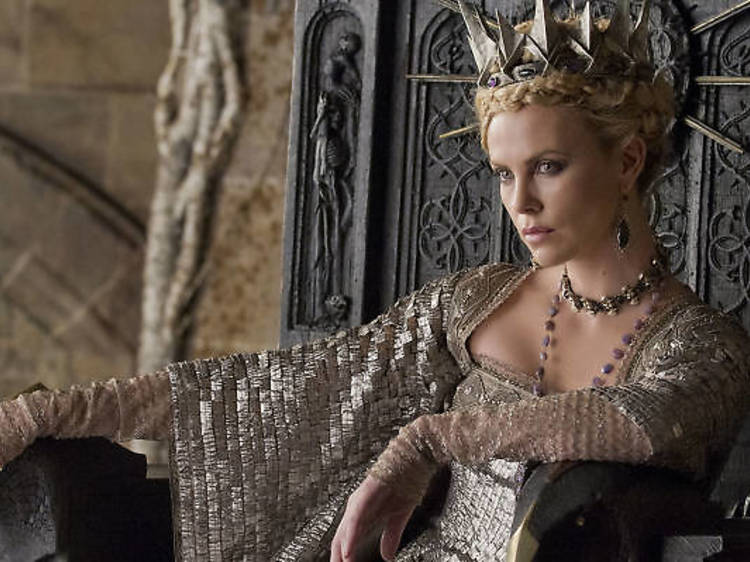  Queen Ravenna (Charlize Theron) 