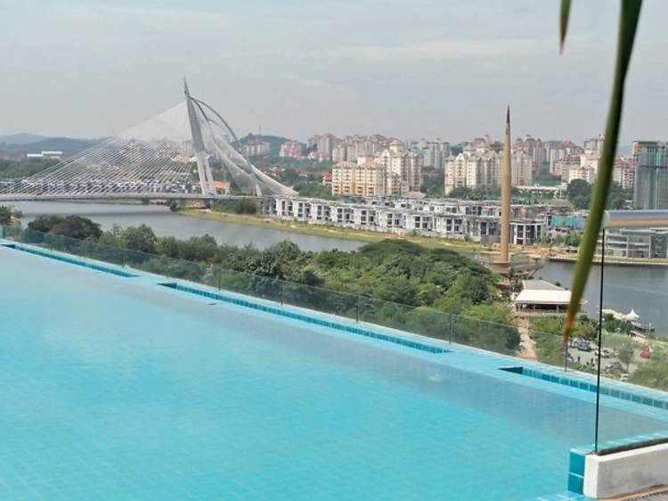 Dorsett Putrajaya infinity pool