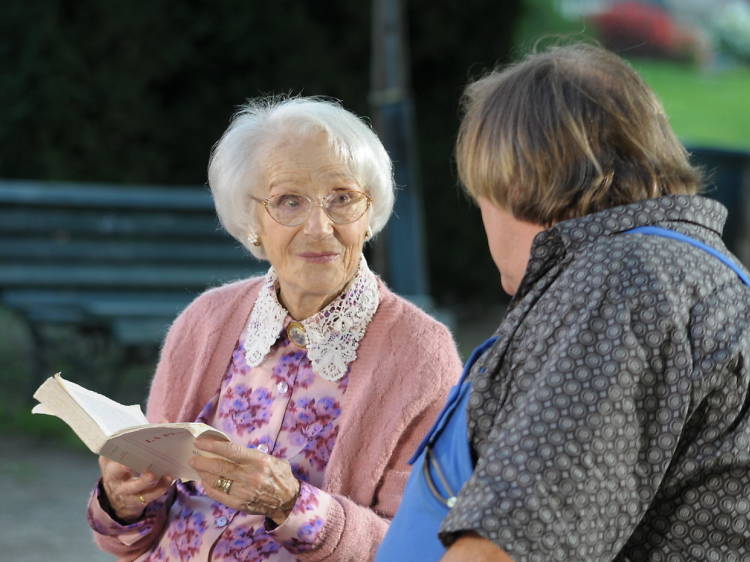 Grand-mère Avec Des Lunettes à La Maison