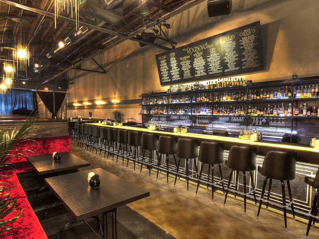 14 Best Bars in Downtown Austin for Delightful Drinks and More