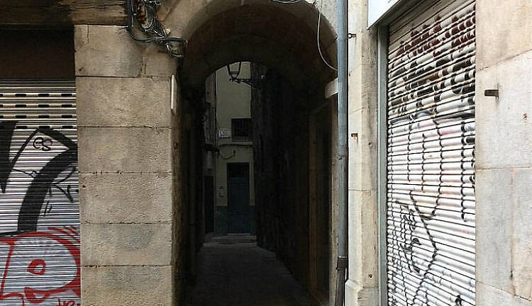 Walk through the smallest square in Europe (Plaça dels Raïms)