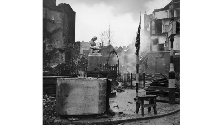 Cecil Beaton: Bomb damage, Bloomsbury Square, 1940