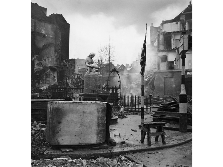 Cecil Beaton: Bomb damage, Bloomsbury Square, 1940