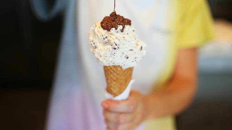 A worker drizzles nutella over a gelato scoop at Pidapipo Carlton