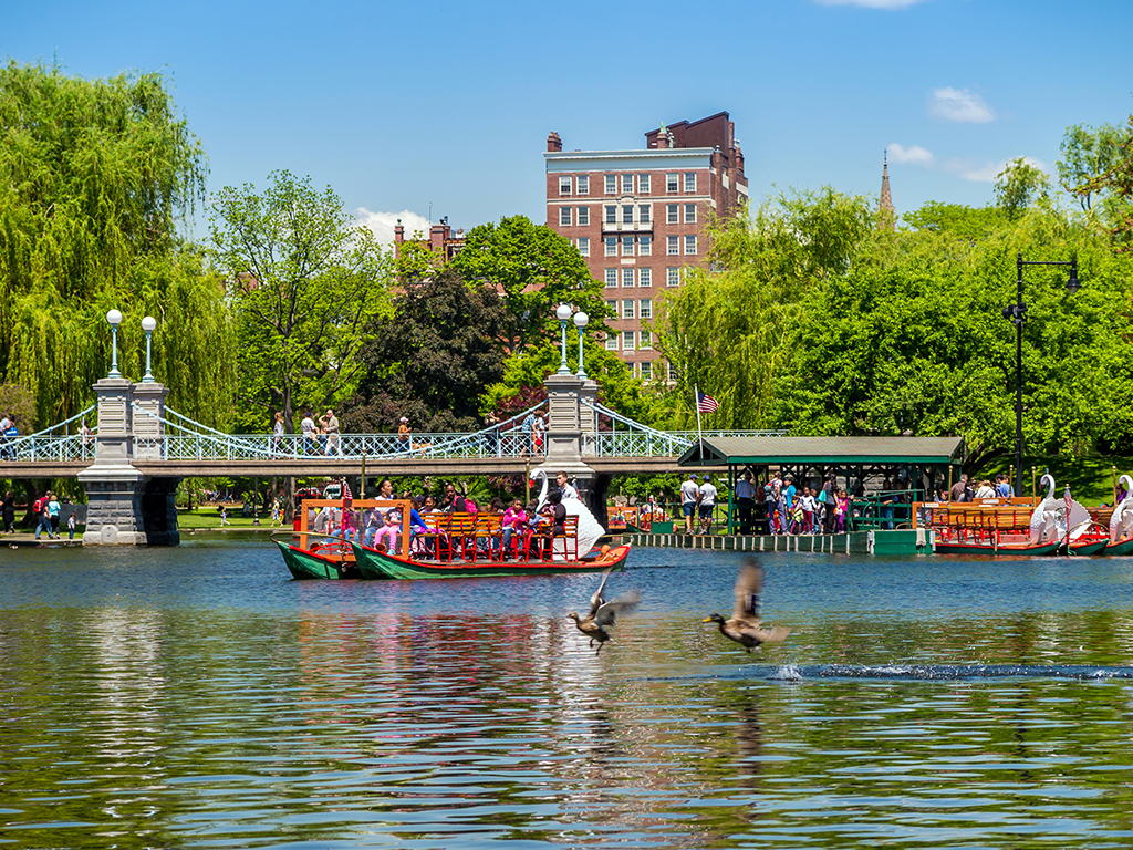 Boston Public Botanical Garden / Boston Public Garden Is One Of The