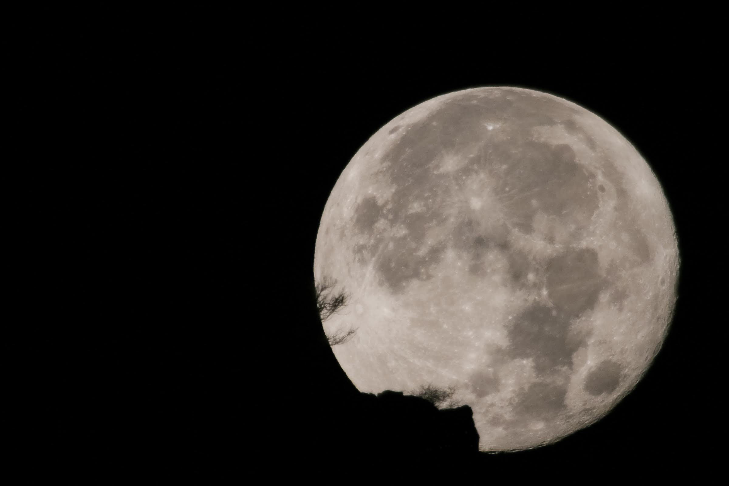13 апреля какая луна. Полнолуние. Луна Постер. Full Moon информация о. Полнолуние вода.