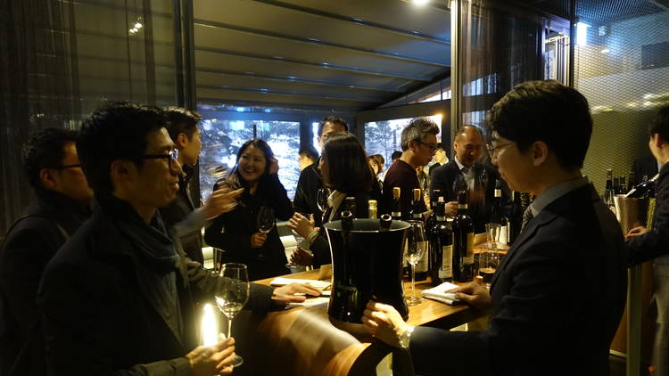 정식바의 신동혁 소믈리에와 행사에 참여한 와인 수입사의 관계자들에게 물었다. 