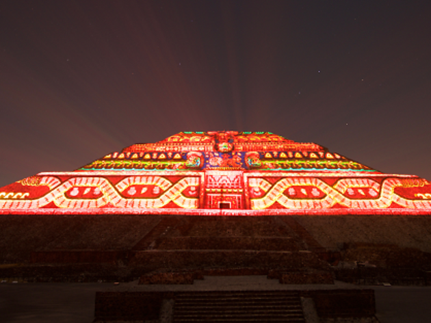 Teotihuacan Experiencia nocturna en Teotihuacan es un espectáculo multimedia que cuenta la historia de Teotihuacán