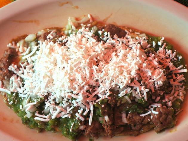 Memela de Bistec con queso y salsa verde Memela de Bistec con queso y salsa verde