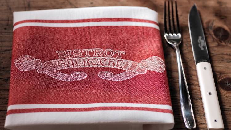 Napkin embroidered with 'Bistrot Givroche' 