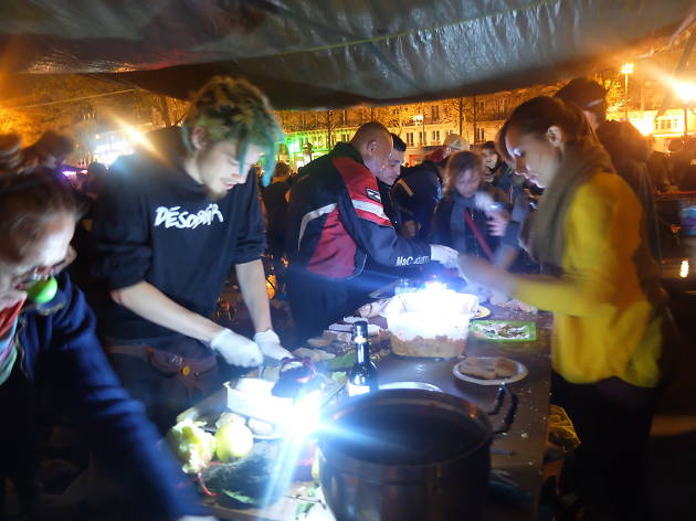 Manger debout : quand la cuisine s'invite chez les militants de la place de la République Manger debout : quand la cuisine s'invite chez les militants de la place de la République