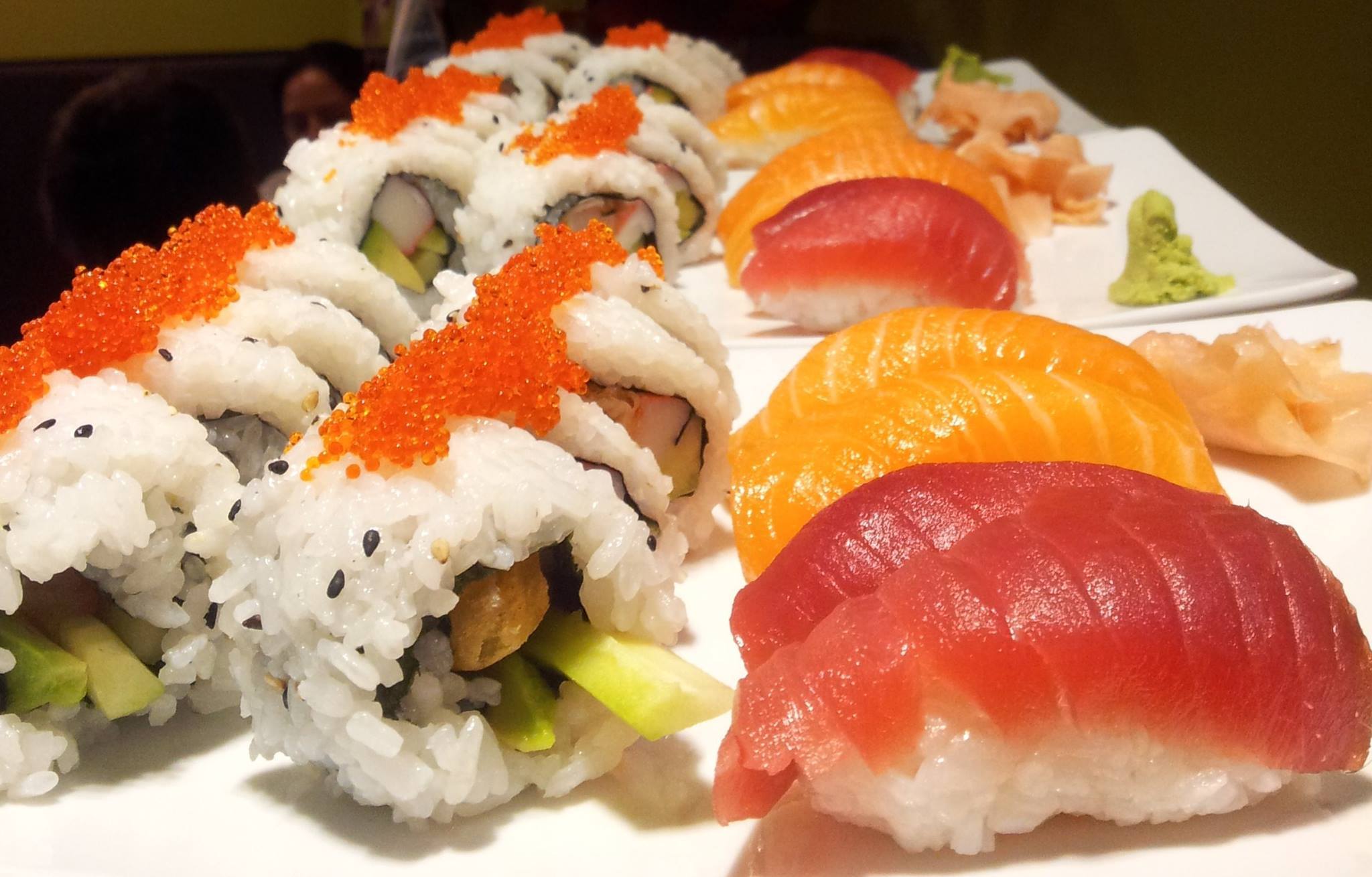 Суши и роллы. Суши фото сверху. Как выглядят суши. Сушибелт. Любительница роллов.