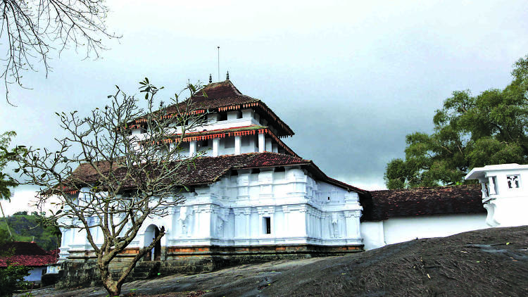 Lankathilaka Raja Maha Viharaya – The white marvel on a rock