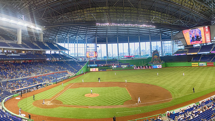 Disfrutar un partido de los Miami Marlins en el LoanDepot Park