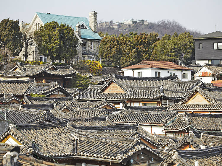 3pm-6pm ▶ Take a walk at Bukchon Hanok Village