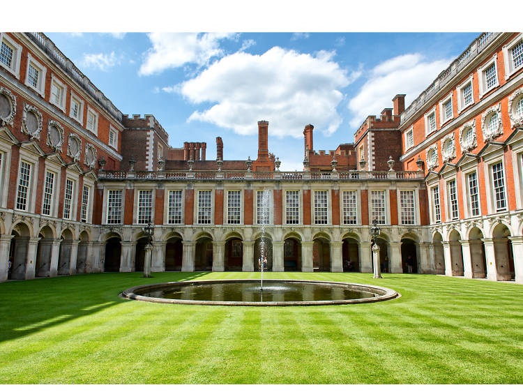Hunt ghosts at Hampton Court Palace
