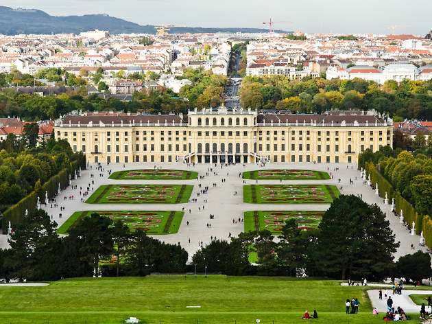 Del Palacio de Schönbrunn al de Aranjuez Del Palacio de Schönbrunn al de Aranjuez