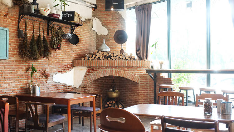 Chic restaurant at Soi Phahon Yothin