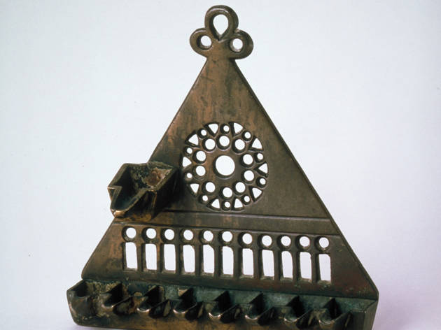Jewish Museum 2 Jewish Museum 2 (Lampe de la reconsécration, hanoukkiyyah, France, XIVe siècle, bronze, 15,5 x 14,7 cm. © mahJ)