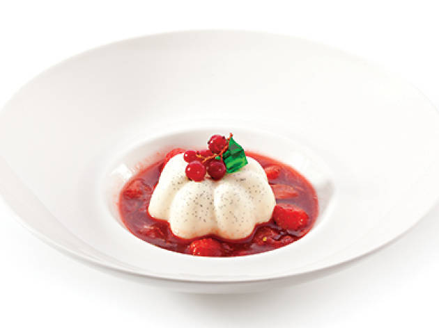 Panna cotta panna cotta and strawberry coulis