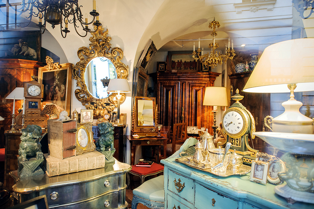 Antique stores in NYC for vintage finds and retro clothes