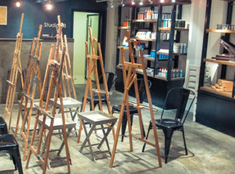 Photo of the interior of an art class with easels set up