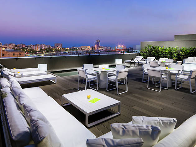 H10 Port Vell Terraza Mare Nostrum al anochecer
