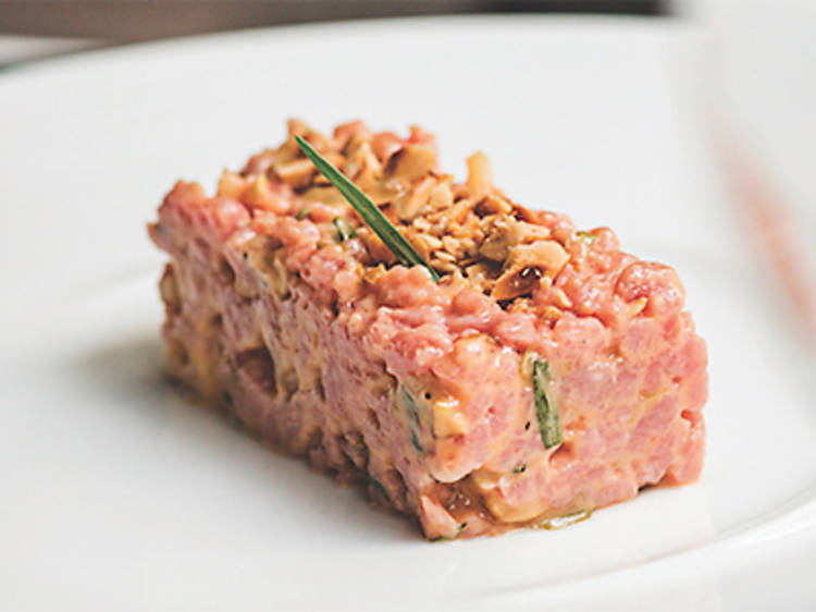 Milk-fed veal tartare with tarragon and praline (Beefbar)